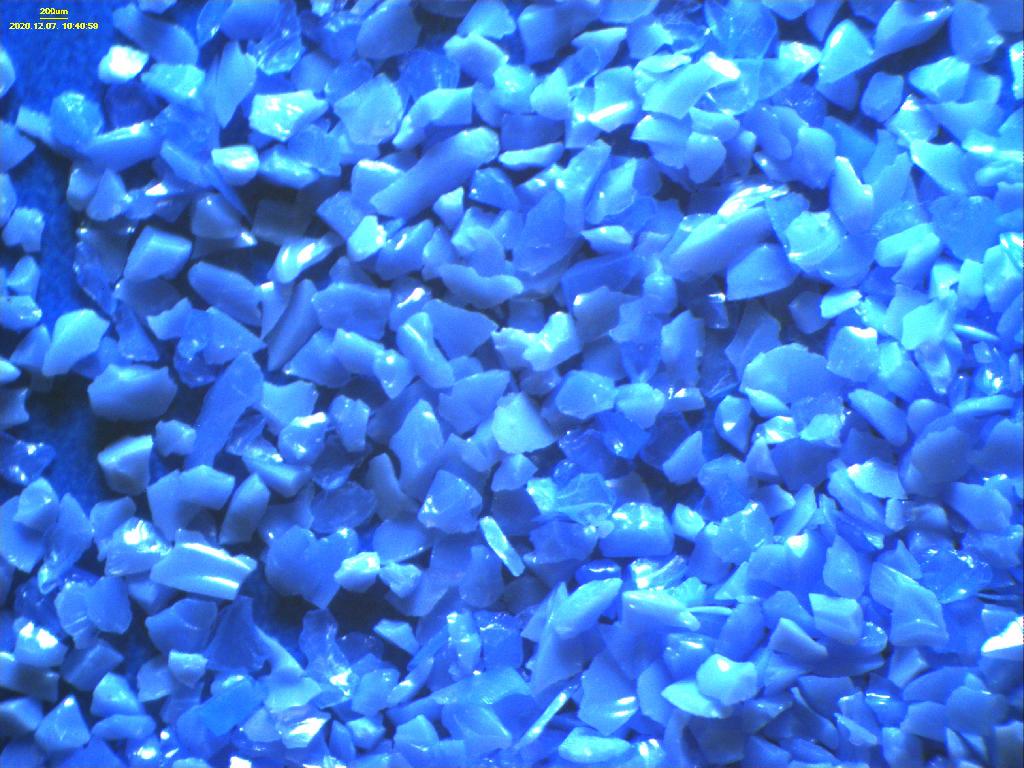 A termék kék színű kristály, a teljes tömeg kevesebb, mint 50%-a haladja meg a 10 mm-es szemcsenagyságot. Szervetlen, szilárd vegyipari termék.
A termék nanoméretű szemcse, amelyet csiszolóanyagként használnak. Nagy keménységű és sűrűségű, nem porózus anyag, amelyet a csiszoló, köszörülő felületre, szerszámokra visznek fel.