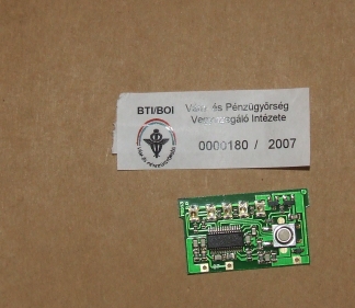 Elektronikus integrált áramkörrel, mechanikus elemmel és egyéb elektronikai alkatrészekkel felszerelt nyomtatott áramkör, amely kézi mobil vésőgép akkumulátor házába kerül beépítésre. A jogosult nyilatkozata szerint: anyaga: félvezetők és passzív elektronikai alkatrészekkel szerelve. Az áramkör feladata: kézi akkumulátoros vésőgépbe való akkumulátor töltöttségének mérése és kijelzése. Az áramkör további megmunkáláson nem esik át. Beépítés során vezetékek csatlakoznak hozzá, forrasztással és reteszeléssel kerül végleges rögzítésre.