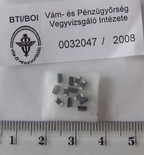 Fix Tantal kondenzátor nyomtatott áramköri beültetésre, kapacitása 470 nF.