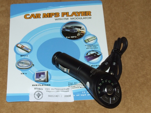 GKP-T001 autós MP3 lejátszó FM modulátorral (FM Transzmitter). Az autó szivargyújtójába csatlakoztatva, a beépített MP3 dekóder segítségével USB Pen-drive-ról vagy CD, DVD lejátszóról, illetve más hordozható eszközről MP3-as file-okat tud lejátszani úgy, hogy azokat kisteljesítményű FM rádióadásként modulálja és sugározza az autórádió felé.