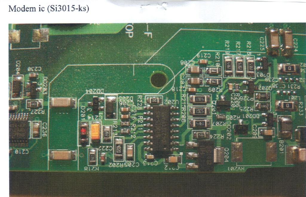 SI3015-KS modem integrált elektronikus áramkör, beépítésre szerelve Verifon márkájú bankkártya leolvasó berendezéshez. Telefon kommunikációs szabványosított 3,3 V-os integrált áramkör 2x8 lábkiosztással.