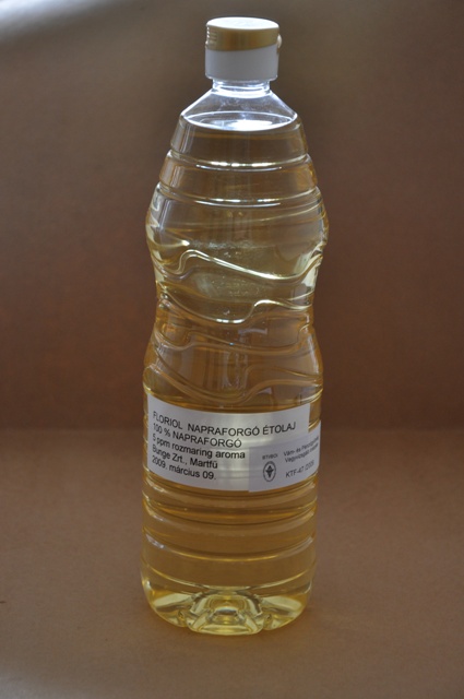 Floriol finomított napraforgó étolaj rozmaring kivonattal aromatizálva
Csomagolás: A minta 1 literes, pattintós, műanyag kupakkal lezárt, biztonsági kupakkal záródó, átlátszó, műanyag flakonban érkezett a laboratóriumba vizsgálatra. A flakonra ragasztott papírcímke felirata: "Floriol napraforgó étolaj. 100% napraforgó, 5 ppm rozmaring aroma." Vizsgálati eredmények: Érzékszervi vizsgálat: Halványsárga színű, szobahőmérsékleten folyékony halmazállapotú, semleges illatú zsiradék. GC vizsgálat (zsírsavösszetétel meghatározása MSZ 19928-86:1987 alapján előállított zsírsav-metil-észterekből): C16:0 6,6 m/m%, C16:1 0,1 m/m%, C18:0	3,4 m/m%, C18:1 26,5 m/m%, C18:2 61,7 m/m%, C>=20	1,4 m/m%, egyéb	0,3 m/m%. Az elvégzett vizsgálatok és a benyújtott nyilatkozatok alapján a minta finomított, nem hidrogénezett napraforgóolaj, mely a csatolt dokumentáció alapján rozmaring kivonattal aromatizált.