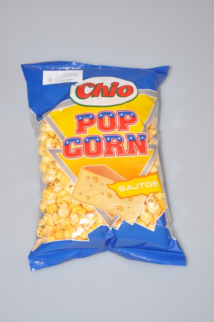 POPCORN sajtos ízesítésű, pattogatott kukorica. A minta eredeti kiskereskedelmi kiszerelésben, kék-sárga-színtelen alapszínű PP zacskóban érkezett, két végén légmentesen lezárva, sértetlen állapotban. Nettó tömeg: 75 g. Vizsgálati eredmények: Érzékszervi vizsgálat: fehér színű, a pattogtatás után még megmaradt barna héjat is tartalmazó, kb. 1-2 cm nagyságú, pattogatott kukoricaszemek, felületükön sárga színű, kissé olajos, sajt illatú és ízű aromával beszórva.