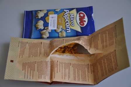 Mikro Popcorn - vajas ízesítésű, mikrosütőben pattogtatható kukorica. A minta eredeti kiszerelésű, a kiskereskedelmi forgalom számára kiszerelt kék alapszínű műanyag zacskóban, két végén légmentesen lezárva, sértetlenül érkezett vizsgálatra. Nettó tömege: 90 g. A műanyag tasak belsejében barna alapszínű papírtasak található, melyen szerepel a termék elkészítési javaslata (mikrohullámú sütőben 2-4 perc alatt kipattogtatható, majd gondosan összerázandó).  Vizsgálati eredmények: érzékszervi vizsgálat: narancssárga színű, kb. 6x10 mm nagyságú, gömbölyded formájú kukorica szemek, sárga színű, vajas illatú olajban összetapadva. Laboratóriumi vizsgálatok: Brix (558/1993/EGK): 5,6 m/m%; Cukortartalom (20. Árucsoporthoz tartozó Kiegészítő Megjegyzés 2.a) pont alapján számított érték): 5,2 m/m%. Felhasználási próba: a mintát a felhasználási javaslat alapján elkészítve vajas ízesítésű pattogatott kukoricát kapunk.