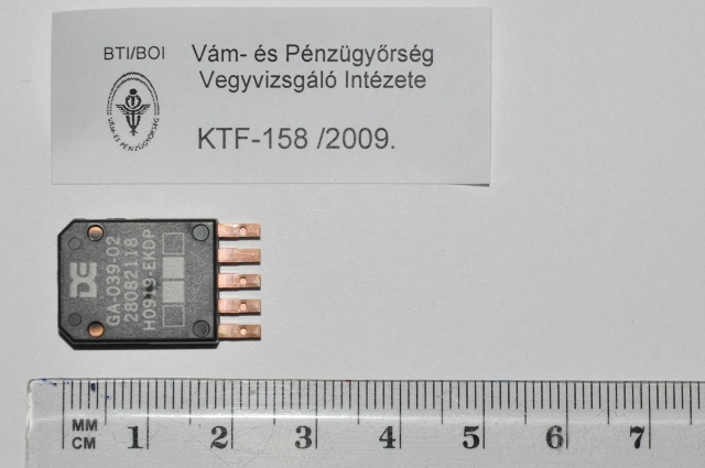 Tranzisztor több mint 1 W disszipációs teljesítménnyel
GA-039-02 típusú tranzisztor, amely a benzinüzemű gépkocsi gyújtótekercsében a megszakítást/kapcsolást szolgáló, beépítésre szánt alkatrésze. A terméken 5 kivezetés található.
A tranzisztor disszipációs teljesítménye 28 W.