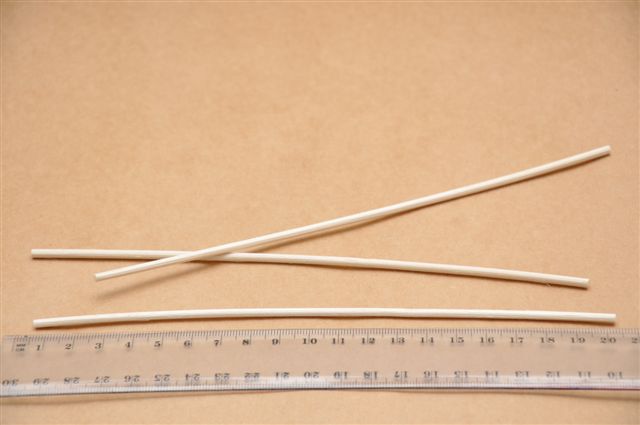 Rattan pálca.
A minta hossza kb. 200 mm, átmérője 3,1 mm. A termék hengeres alakú, hajlítható, rugalmas, színe világos sárga. A csatolt dokumentumok alapján a termék rotangnádból készült. 
A jogosult nyilatkozata szerint a termék illatanyagot tartalmazó üvegbe kerül, és a pólusain keresztül adja ki az illatokat.