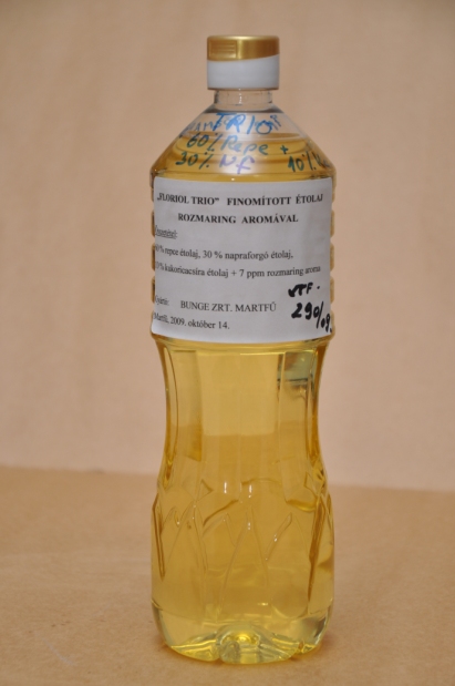 Floriol finomított növényi étolajok keveréke 7 ppm rozmaring kivonattal aromatizálva.
A csatolt Minőségi bizonyítvány alapján a termék összetétele: repce étolaj: 60 %, napraforgó étolaj: 30 %, kukoricacsíra étolaj: 10 %, rozmaring aroma: 7 ppm. Csomagolás: A minta 1 literes, csavaros, műanyag kupakkal lezárt, biztonsági kupakkal záródó, átlátszó, műanyag flakonban érkezett a laboratóriumba vizsgálatra. Vizsgálati eredmények: Érzékszervi vizsgálat: Halványsárga színű, szobahőmérsékleten folyékony halmazállapotú, semleges illatú zsiradék. GC vizsgálat (zsírsavösszetétel meghatározása MSZ 19928-86:1987 alapján előállított zsírsav-metil-észterekből): C16:0 6,0 m/m%, C16:1 0,2 m/m%, C18:0 2,2 m/m%, C18:1 48,0 m/m%, C18:2 36,4 m/m%, C18:3 4,3 m/m%, C>=20 2,5 m/m%, egyéb 0,4 m/m%. Az elvégzett vizsgálatok és a benyújtott nyilatkozatok alapján a minta finomított, nem hidrogénezett napraforgóolaj, mely a csatolt dokumentáció alapján rozmaring kivonattal aromatizált.