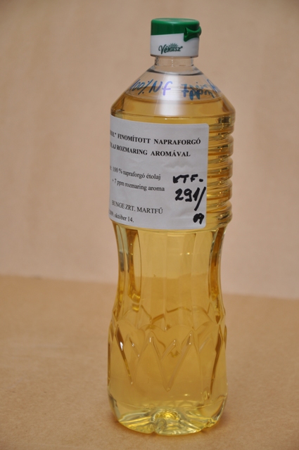Floriol finomított napraforgó étolaj rozmaring kivonattal aromatizálva.
Csomagolás: A minta 1 literes, pattintós, műanyag kupakkal lezárt, biztonsági kupakkal záródó, átlátszó, műanyag flakonban érkezett a laboratóriumba vizsgálatra. A flakonra ragasztott papírcímke felirata: "Floriol napraforgó étolaj rozmaring aromával. Összetétel: 100% napraforgó étolaj, 7 ppm rozmaring aroma." Vizsgálati eredmények: Érzékszervi vizsgálat: Halványsárga színű, szobahőmérsékleten folyékony halmazállapotú, semleges illatú zsiradék. GC vizsgálat (zsírsavösszetétel meghatározása MSZ 19928-86:1987 alapján előállított zsírsav-metil-észterekből): C16:0 6,7 m/m%, C16:1 0,1 m/m%, C18:0 3,2 m/m%, C18:1 28,3 m/m%, C18:2 60,1 m/m%, C18:3 0,1 m/m%, C>=20 1,4 m/m%, egyéb 0,1 m/m%. Az elvégzett vizsgálatok és a benyújtott nyilatkozatok alapján a minta finomított, nem hidrogénezett napraforgóolaj, mely a csatolt dokumentáció alapján rozmaring kivonattal aromatizált.