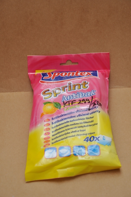 Spontex Sprint Wet Wipes Antibak with lemon - nedves antibakteriális törlőkendő.A termékleírás szerint antibakteriális, egyszer használatos törlőkendő, eltávolítja a piszkot és a port. Használható konyhában, bútorokon, bőr termékeken, autóban  és háztartási gépeken,  fürdőszobában, WC-ben, padlón, kövezeten, fémeken. A minta fehér színű, nedves tapintású, méretre vágott, téglalap alakú, citrom illatú  törlőkendő. Beküldött minta méretei (öt mintát mérve): 19,0-20,0 x 16,5 – 16,9 cm. Kelmeképzés: nemszőtt textília. Felületaktív anyag kimutatása: Kationos felületaktív anyag kimutatható. 
Nyersanyag összetétel: poliészter és viszkóz szálkeverék. Az elvégzett vizsgálatok és a benyújtott nyilatkozatok alapján a minta egyszer használatos nedves, antibakteriális háztartási törlőkendő. A  méretre vágott 76 % poliészter és 24 % viszkóz szálat tartalmazó nemszőtt textilanyag a hordozó hatóanyagokkal (tenziddel, illatanyaggal) átitatva.