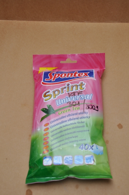 Spontex Sprint wet wipes universal with green tea - nedves univerzális törlőkendő. A termékleírás szerint univerzális, egyszer használatos törlőkendő, eltávolítja a piszkot és a port. Használható konyhában, háztartási gépeken,  fürdőszobában, WC-ben, autóban, padlón, kövezeten, fémeken. A minta fehér színű, nedves tapintású, méretre vágott, téglalap alakú, zöld tea illatú törlőkendő.
Beküldött minta méretei (öt mintát mérve): 19,0 – 21,65 x 16,7-17,4 cm
Kelmeképzés: nemszőtt textília. Felületaktív anyag kimutatása: Kationos felületaktív anyag kimutatható. Nyersanyag összetétel: poliészter és viszkóz szálkeverék. 
Az elvégzett vizsgálatok és a benyújtott nyilatkozatok alapján a minta egyszer használatos nedves, univerzális  háztartási törlőkendő. A  méretre vágott 83 % poliészter és 17 % viszkóz szálat tartalmazó nemszőtt textilanyag, megfelelő hatóanyagokkal (tenziddel, illatanyaggal) átitatva.