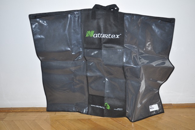 A jogosult nyilatkozata alapján a termék párna csomagoló hordtáska, mérete: 88x68 cm, első oldala 0,10 mm-es víztiszta polietilén 28x68 cm-es nem szőtt textillel kombinálva (100gr/m2 töm., közepén 25x32 cm-es műanyag külső zseb található, két színű (fehér és zöld) nyomott felirattal (az első és a hátoldalon is), hátoldala: fekete NW (non-woven) nem-szőtt textília (100gr/m2 töm.), a felső nyíló oldalánál kettő, polipropilénből szőtt fogófüllel ellátva, középen végigfutó 3 mm-es húzózárral záródik. A termék nagyobb arányban tartalmaz nem szőtt textíliát, mint műanyagot. A csatolt dokumentum alapján a nem szőtt textília polipropilénből készült. A termék felhasználási célja párna csomagolása.