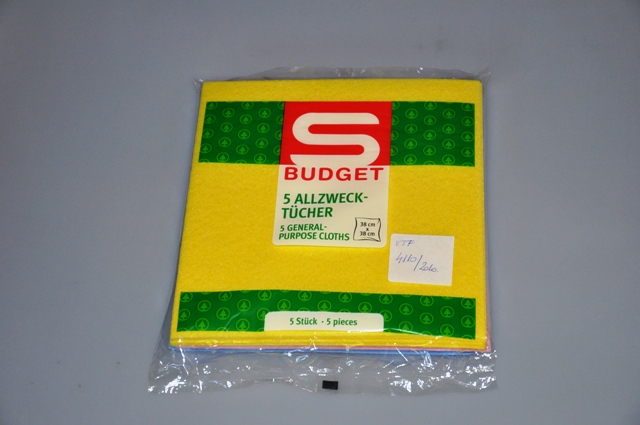 Spar Budget Allzwecktücher-5 general purpose cloths-fastwipes
38 cm x 38 cm univerzális törlőkendő.  
A minta a kiskereskedelmi forgalom számára kiszerelve, hegesztéssel lezárt műanyag tasakban érkezett a vizsgálatra. Összetétel a csomagoláson található címke szerint: 60 % cellulóz, 40 % műszál. Érzékszervi vizsgálat: A csomagban öt darab: két világoskék, két sárga, egy rózsaszín, négyzet alakú, mind a négy oldalán vágott, beszegetlen törlőkendő található.
Kelmeképzés: nemszőtt textília, felületi képe alapján vágott szálakból készült. Sem a színoldalán sem a hátoldalán szabad szemmel bevonat, impregnálás nem látható.
Területi sűrűség meghatározása: Kék színű kendő: 103,84 g/m2,    
Rózsaszín kendő: 98,66 g/m2, Sárga színű kendő: 111,27 g/m2.
Nyersanyag összetétel (MSZ 13560-2:1989): viszkóz és poliészter szálkeverék. Nyersanyag összetétel mennyiségi meghatározása kémiai elválasztás módszerével: kék színű kendő: poliészter: 63,8 %, viszkóz: 36,2 %; rózsaszín kendő: poliészter: 50,0 %, viszkóz: 50,0 %; sárga színű kendő: poliészter: 56,1 %, viszkóz: 43,4 %.
Az elvégzett vizsgálatok alapján a minta nem szőtt kelmeképzésű, vágott szálakból készült, kész méretre vágott, négyzet alakú három féle színű, nem szegett törlőkendő, poliészter és viszkóz szálkeverékből.