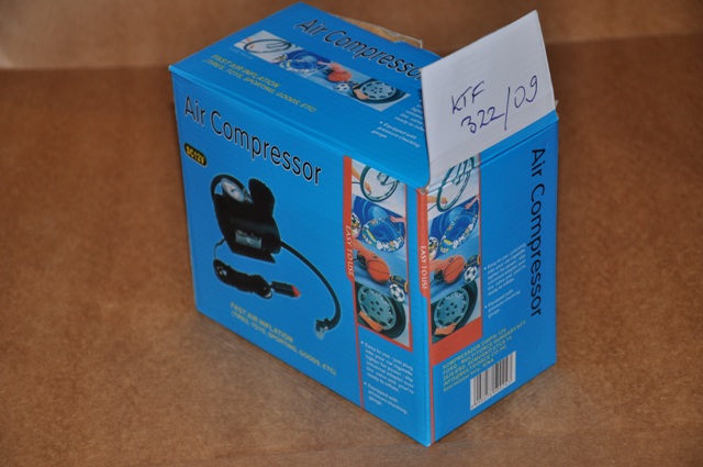 Mini autós kompresszorpumpa 12 V-os gépkocsi szivargyújtóról működtethető (18 BAR 250 PSI). Az átáramló mennyiség óránként kevesebb, mint 120 m3.
A mini kompresszor csak egy dugattyús pumpából áll, amelyet egy elektromos motor működtet és a sűrített levegő egy gumi csövön közvetlenül távozik. A termékhez nem tartozik a sűrített levegő tárolására alkalmas tartály. A termék biciklik, labdák, kocsi kerekek felpumpálására alkalmas.
A termék minden tekintetben megegyezik a HUT090003226 (KTF-322/2009.) határozatban szereplő termékkel.
