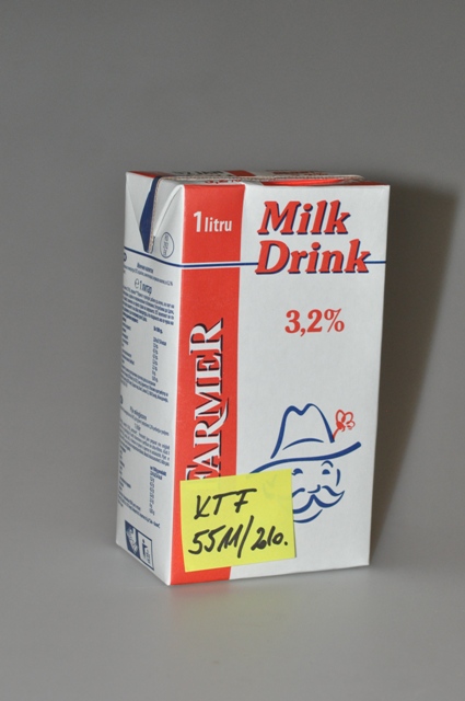 UHT MILK DRINK Tejital 3,2 % zsírtartalommal
A minta fehér-piros alapszínű Tetra Brik csomagolásban érkezett, melyen az alábbi, idegen nyelvű feliratok olvashatók: Farmer UHT Tejital 3,2 %-os zsírtartalommal, tejből és permeátumból készített, ultramagas hőmérsékleten hőkezelt (UHT), homogénezett ital, összetétel, 1 liter, tápértékadatok, valamint a gyártó neve, címe. 
Analitikai vizsgálatok: 
Érzékszervi vizsgálat: csontfehér színű, átlátszatlan, tiszta, tej illatú és ízű, híg ital. 
Zsírtartalom (SBR): 3,3 m/m%, Cukortartalom (VRK): laktóz mutatható ki
Tejzsírtartalom (Caviezel Büchi): a mérés hibahatárát figyelembe véve a minta zsírtartalma tejzsírból származik.
Az elvégzett érzékszervi és laboratóriumi vizsgálatok valamint a csatolt Minőségi előírás alapján a minta növényi zsírt nem tartalmazó tejital, cukor hozzáadása nélkül, 3,3 % zsírtartalommal.