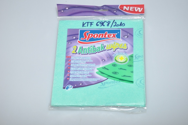 Spontex 2 antibak wipes antibakteriális univerzális törlőkendő (Ultrafesh HNW/2 36cmx38cm light green with dark blue print). A minta a kiskereskedelmi forgalom számára kiszerelve érkezett vizsgálatra.
Analitikai vizsgálatok: Érzékszervi vizsgálat: 
A minta 2 db téglalap alakú, négyrét hajtott, kész méretre vágott, beszegetlen törlőkendő. Kelmeképzés: nem szőtt textília, felületi képe alapján vágott szálakból készült. Sem a színoldalán, sem a hátoldalán szabad szemmel bevonat, impregnálás nem látható. Beküldött 2 db minta mérete: 36,0 x 39,5 – 39,8 cm; 36,0 x 39,4 – 39,7 cm. Területi sűrűség meghatározása (MSZ EN 29073-1:1993): 141,7 g/m2. Tenzid kimutatás: sem anionos, sem kationos tenzid jelenléte nem mutatható ki. Nyersanyag összetétel (MSZ 13560-2:1989): viszkóz, poliészter és poliolefin (polietilén vagy polipropilén) szálkeverék.
FT-IR vizsgálat (kémiai elválasztás utáni poliolefin szálmaradék anyagának meghatározása): polietilén.
Nyersanyag összetétel mennyiségi meghatározása kémiai elválasztás módszerével: Viszkóz: 44,4 %, poliészter: 32,6 %, polietilén: 23,0 %  
Az elvégzett vizsgálatok alapján a minta nem szőtt kelmeképzésű, vágott szálakból készült, kész méretre vágott, nem szegett, 141,7 g/m2 területi sűrűségű  törlőkendő, 44,4 %  viszkóz, 32,6 % poliészter és 23,0 % polietilén szálkeverékből.