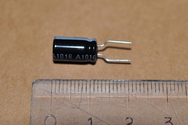 A jogosult nyilatkozata alapján a termék alumínium elektrolit kondenzátor műholdvevő berendezéshez, henger alakú házban, kettő csatlakozólábbal. A termékminta alapján a feszültsége: 25 V; kapacitása: 100 µF. Nem teljesítménykondenzátor.