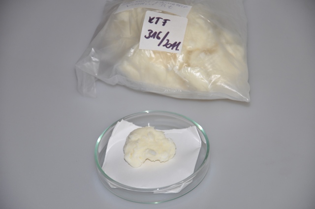 Shortening - finomított (nem hidrogénezett) pálmaolaj. 
A minta halvány átlátszó, nylon zacskóban érkezett laboratóriumi vizsgálatra. A nylon zacskó oldalára ragasztott fehér címkén az alábbiak olvashatóak: „Shortening - pálmazsír; Vinárió Bt.”
Vizsgálati eredmények: Érzékszervi vizsgálat: A minta halványsárga színű, szobahőmérsékleten szilárd halmazállapotú, növényi olaj szagú zsiradék. GC vizsgálat, zsírsavösszetétel (MSZ 19928-86:1987): 
C14:0     1,2	m/m%
C16:0    44,8	m/m%
C16:1     0,2	m/m%
C18:0     4,2	m/m%
C18:1    36,7	m/m%
C18:2     9,7	m/m%
C18:3     0,2	m/m%
C≥ 20     0,9	m/m%
Egyéb:	-
Jódszám (számított érték): 50,0
Az elvégzett vizsgálatok alapján a minta megfelel a pótlólag megküldött analízisbizonyítványnak. A minta a zsírsavösszetétel alapján finomított (nem hidrogénezett) pálmaolaj.