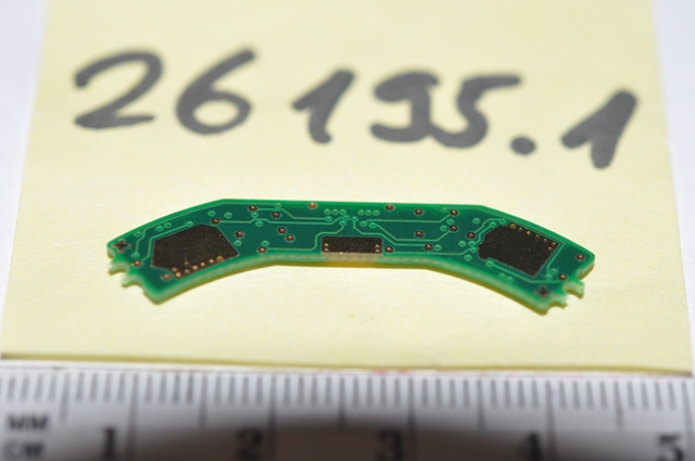 A jogosult nyilatkozata alapján a termék felületszerelt PCB amely amely vastagréteg technológiával készült komponenseket tartalmaz. Aktív komponens: HAL elem (kapcsoló), passzív alkatrészek: Ohmikus ellenállás és kondenzátorok. A PCB "0" Nulla pozícióját érzékelő részegységbe kerül beépítésre. A PCB önmagában nem látja el a funkcióját. A szerelt késztermék a kormányrendszer "O" (zéró) pozíciójában a kimeneten magas szintű jelet ad le. Attól +/- irányba elforgatva alacsonyabb lesz a kimeneti jel. Sem önmagában, sem szerelt állapotban nem rendelkezik mérő, vagy ellenőrző funkcióval. A kormánymű "O" (zéró) pozícióját detektálja. A funkció ellátásához szerelni kell elektromos csatlakozókat. A termék automata szabályozóba kerül beépítésre. Index jel megállító és index kar automatikus visszaállító készülékbe kerül beépítésre. 

A termék érzékszervi vizsgálata alapján: 0,76 x 3,66 x 0,08 cm méretű, zöld színű nyomtatott áramköri lap, melyen 12 db felületszerelt (SMD) alkatrész, valamint 3 db téglalap alakú rézfelület található, melyek körül érintkezők találhatóak, amelyekre további alkatrészek kerülhetnek szerelésre.

Az igazságügyi szakértői vélemény alapján a minta passzív és aktív alkatrészekkel szerelt nyomtatott áramköri lap (NYÁK), ami angolul printed circuit board (PCB). Az aktív komponens: HALL elem, míg a passzív alkatrészek: ellenállás és kondenzátorok. A minták szerelt áramköri elemek, önmagukban nyilvánvalóan nem használhatóak, azok egy nagyobb funkcionális egység, a szervo motor részei, de megállapítható, hogy a NYÁK-okra a specifikált aktív és passzív elemek mellett a kulcsfontosságú integrált áramközök nincsenek felszerelve. A termék nem integrált áramkör. A termék tartalmaz nyomtatott áramkört (NYÁK), de nem az. A termék passzív és aktív elemeket tartalmazó vastagréteg áramkör. Kizárólag egy meghatározott készülék, az ügyfél nyilatkozata alapján egy automata szabályozó (szervo motoros kormány) része.