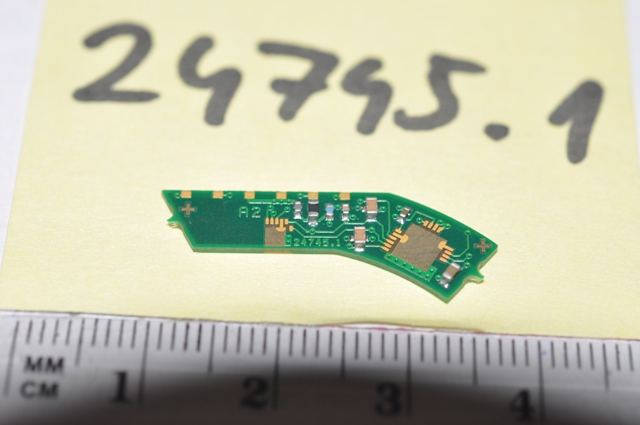 A jogosult nyilatkozata alapján a termék felületszerelt PCB amely aktív és passzív elemeket tartalmaz. Aktív komponens: félvezető dióda, passzív alkatrészek: Ohmikus ellenállás és kondenzátorok. A PCB kormány elfordulási nyomaték érzékelő szenzorba kerül beépítésre. A PCB önmagában nem látja el a funkcióját. A szerelt termék a gépjármű kormánykerék forgatásakor, a nyomatékkal arányos jelet szolgáltat a kimenetre. A PCB sem önmagában, sem szerelt állapotban nem rendelkezik mérő, vagy ellenőrző funkcióval, szerelt állapotban is csak hibajelet ad le. A funkció ellátásához szerelni kell további alkatrészeket: MR szenzort (pozíció érzékelő) és ASIC-et (jel átalakító és kommunikációs protokoll kialakító). A termék automata szabályozóba kerül beépítésre. A termék meghatározza a szabályozandó jel értékét és átalakítja megfelelő elektromos jellé. A szerelt termék a gépjármű kormánykerék forgatásakor, a nyomatékkal arányos jelet szolgáltat a kimenetre. A termék kimeneti interfészét követően a szerelt végtermékről működéséről nincsenek részletes információk.

A termék érzékszervi vizsgálata alapján: 0,67 x 2,73 x 0,07 cm méretű, zöld színű nyomtatott áramköri lap, melyen 7 db felületszerelt (SMD) alkatrész, valamint 2 db téglalap alakú rézfelület található, melyek körül érintkezők találhatóak, így erre további alkatrészek kerülhetnek szerelésre.

Az igazságügyi szakértői vélemény alapján a minta passzív és aktív alkatrészekkel szerelt nyomtatott áramköri lap (NYÁK), ami angolul printed circuit board (PCB). Az aktív komponens: félvezető dióda, míg a passzív alkatrészek: ellenállás és kondenzátorok. A minták szerelt áramköri elemek, önmagukban nyilvánvalóan nem használhatóak, azok egy nagyobb funkcionális egység, a szervo motor részei, de megállapítható, hogy a NYÁK-okra a specifikált aktív és passzív elemek mellett a kulcsfontosságú integrált áramkörök nincsenek felszerelve. A termék nem integrált áramkör. A termék tartalmaz nyomtatott áramkört (NYÁK), de nem az. A a termék passzív és aktív elemeket tartalmazó vastagréteg áramkör. Kizárólag egy meghatározott készülék, az ügyfél nyilatkozata alapján egy automata szabályozó (szervo motoros kormány) alkatrésze.