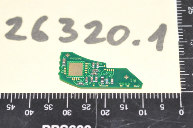 Cikkszám: 26320.1
A jogosult nyilatkozata alapján a termék felületszerelt PCB (NYÁK) amely vastagréteg technológiával készült. Aktív és passzív elemeket tartalmaz. Aktív elem: félvezető dióda, passzív elemek: Ohmikus ellenállások és kondenzátorok. A PCB kormány elfordítási nyomaték érzékelő szenzorba kerül beépítésre. A PCB önmagában nem látja el a funkcióját. A szerelt termék a gépjármű kormánykerék forgatásakor, a nyomatékkal arányos jelet szolgáltat a kimenetre. A PCB sem önmagában, sem szerelt állapotban nem rendelkezik mérő, vagy ellenőrző funkcióval, szerelt állapotban is csak hibajelet ad le. A funkció ellátásához szerelni kell további alkatrészeket: MR szenzort (pozíció érzékelő) és ASIC-et (jel átalakító és kommunikációs protokoll kialakító). A termék automata szabályozóba kerül beépítésre. A termék meghatározza a szabályozandó jel értékét és átalakítja megfelelő elektromos jellé. A szerelt termék a gépjármű kormánykerék forgatásakor, a nyomatékkal arányos jelet szolgáltat a kimenetre. A termék kimeneti interfészét követően a szerelt végtermékről működéséről nincsenek részletes információk.

A termék érzékszervi vizsgálata alapján: 1,1 x 2,3 x 0,1 cm méretű, zöld színű, csonkolt téglalap alakú, nyomtatott áramköri lap, melyen 11 db felületszerelt (SMD) alkatrész, valamint 1 db téglalap alakú rézfelület, mely körül érintkezők találhatóak. A rézfelületre további alkatrész, vélelmezhetően integrált áramkör kerül felszerelésre.

Az igazságügyi szakértői vélemény alapján a minta passzív és aktív alkatrészeket valamint nyomtatott áramköri lapot (NYÁK) tartalmazó termék. Az aktív komponens: félvezető dióda, míg a passzív alkatrészek: ellenállás és kondenzátorok. A minta szerelt áramköri elem, önmagában nyilvánvalóan nem használható, egy nagyobb funkcionális egység, a szervo motor része, de megállapítható, hogy a NYÁK-ra a specifikált aktív és passzív elemek mellett a kulcsfontosságú integrált áramközök nincsenek felszerelve. A termék nem integrált áramkör. A termék tartalmaz nyomtatott áramkört (NYÁK), de nem az. A termék passzív és aktív elemeket tartalmaz, vastagréteg áramkör. Kizárólag egy meghatározott készülék, az ügyfél nyilatkozata alapján egy automata szabályozó (szervo motoros kormány) alkatrésze.