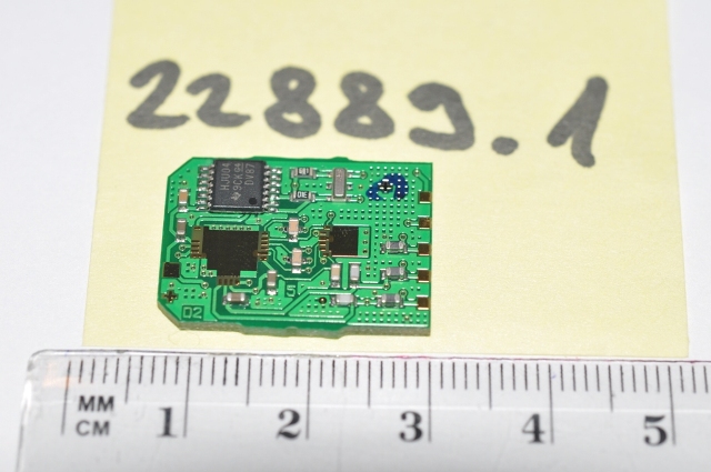 22889.1 szakszám
A jogosult nyilatkozata alapján a termék felületszerelt PCB, amely passzív és aktív elemeket tartalmaz. Passzív alkatrészek: kondenzátor, Ohmikus ellenállás; aktív alkatrész: fekete tokozásban lévő félvezető inverter. A PCB (nyomtatott áramkör) pozícióadó szenzorba kerül beépítésre (motor főtengely-pozíció, differenciálmű, féltengely pozíció). A fenti aktív és passzív elemek vastagréteg technológiával készültek (ellenállás, kondenzátor, inverter)
A PCB önmagában nem látja el a funkcióját. A szerelt termék a gépjármű kormánykerék forgatásakor, az elfordulási szöggel arányos jelet szolgáltat a kimeneten.  A PCB sem önmagában, sem szerelt állapotban nem rendelkezik mérő, vagy ellenőrző funkcióval, szerelt állapotban is csak hibajelet ad le. A funkció ellátásához szerelni kell további alkatrészeket. A termék automata szabályozóba kerül beépítésre. A termék meghatározza a szabályozandó jel értékét és átalakítja megfelelő elektromos jellé. A szerelt termék a gépjármű kormánykerék forgatásakor, az elfordulási szöggel arányos jelet szolgáltat a kimenetre. A termék kimeneti interfészét követően a szerelt végtermékről, működéséről nincsenek részletes információk.

A termék érzékszervi vizsgálata alapján: 16 x 23 x 1,6 mm méretű, zöld színű nyomtatott áramköri lap, melyen 1 db, kb. 4x5x1 mm téglatest alakú, 12 lábú, fekete műanyag tokozású áramköri elem (IC) és több kisebb felületszerelt (SMD) alkatrész került ráforrasztásra. A NYÁK lapon további 2 db téglalap alakú rézfelület került kialakításra, melyek körül érintkezők találhatóak és amelyekre további alkatrész kerülhet felszerelésre.

Az igazságügyi szakértői vélemény alapján a minta passzív és aktív alkatrészeket valamint nyomtatott áramköri lapot (NYÁK) tartalmazó termék. Az aktív komponens: egy egyszerűnek tekinthető inverter funkciót megvalósító integrált áramkör, ami lényegében egy erősítő, míg a passzív alkatrészek: ellenállás és kondenzátorok. A minta vélhetően a kormány elfordulását érzékelő egység alkatrésze. A minta szerelt áramköri elem, önmagában nyilvánvalóan nem használható, egy nagyobb funkcionális egység, a szervo motor része, de megállapítható, hogy a NYÁK-ra a specifikált aktív és passzív elemek mellett a kulcsfontosságú integrált áramközök nincsenek felszerelve. A termék tartalmaz integrált áramkört, de nem az. A termék tartalmaz nyomtatott áramkört (NYÁK), de nem az. A termék passzív és aktív elemeket tartalmaz, vastagréteg áramkör. Kizárólag egy meghatározott készülék, az ügyfél nyilatkozata alapján egy automata szabályozó (szervo motoros kormány) alkatrésze.