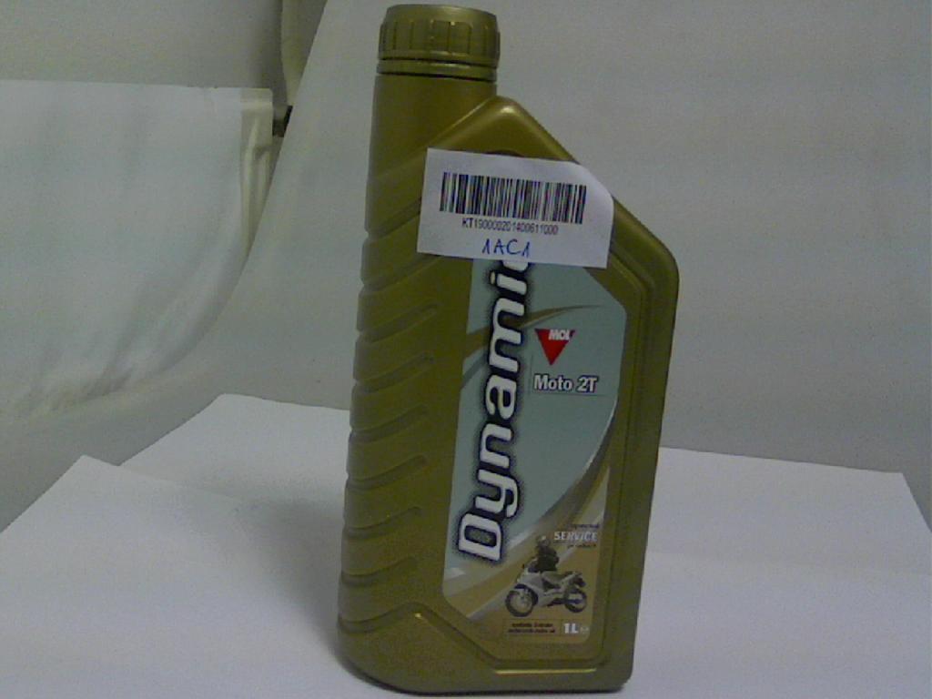 A rendelkezésre bocsátott dokumentumok alapján a termék minden tekintetben megegyezik a T141712935879 számú KTF-határozatban foglalt termékkel.
A termék a fenti határozatban foglaltak alapján kék színű, üledékmentes, enyhén viszkózus, ásványolajra jellemző szagú folyadék, mely főként alifás szénhidrogéneket és kisebb mennyiségben poliizobutilént tartalmaz. Aromás gyűrűben kötött széntartalma kevesebb, mint 50%, FAME-t nem tartalmaz. A termék összetétele szénhidrogének, viszkozitást módosító adalék és poliizobutilén keverék összetételéhez hasonlít; a termék polialfaolefin tartalma 300°C feletti forráspont-tartománnyal rendelkezik. A termék kevesebb, mint 70 m/m% ásványolajat tartalmaz. A termék a kétütemű Otto-motorok kimagasló képességű, szintetikus alapolajokból készülő motorolaja. Használata különösen ajánlott nagy fajlagos teljesítményű kétütemű motorkerékpárokhoz, kétütemű mopedekhez és robogókhoz, valamint kétütemű kerti kisgépekhez. A termék optimális kenést biztosít, megakadályozza a lerakódásokat, védi a motor alkatrészeit a kopás ellen, megakadályozza a gyújtógyertya zárlatot és késlelteti a kipufogórendszer eltömődését, továbbá csökkenti a motor füstölését és a káros anyagok kibocsátását.
A csatolt nyilatkozat alapján a termék nem tartalmaz legalább 60%-ban biológiailag lebontható komponenseket.