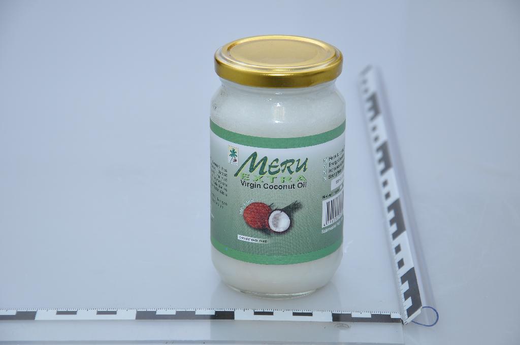 A határozat tárgyát „szűz kókuszolaj” elnevezésű termék képezi, mely, fém kupakkal ellátott 400 ml űrtartalmú üvegben kiskereskedelmi forgalom számára kiszerelt. A termék a beküldött okmányok és minta eredeti csomagolása alapján vegyszermentes termesztésből származó friss kókuszból, hidegen sajtolt, kizárólag szűréssel tisztított kókuszolaj. A csatolt dokumentáció és az elvégzett vizsgálatok alapján a termék fehér színű, szobahőmérsékleten szilárd halmazállapotú, kókuszra jellemző illatú, emberi fogyasztásra alkalmas nyers (szűz) kókuszdióolaj élelmiszeripari és kozmetikai célra.