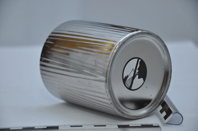 A határozat tárgyát "Silver toothbrush holder, Fogkefetartó" megnevezésű termék képezi. Az elvégzett vizsgálatok alapján a termék fogkefetartó, mely 10 cm magas, 8 cm átmérőjű, alján zárt, tetején nyitott, peremmel ellátott. Kívül ezüstszínű, bordázott kialakítású, felülete sima, mázas, míg belseje tört fehér színű, sima felületű, mázas. A minta alja mázzal bevont, ezüstszínű, sima felszínű. A minta kiégetett, mázas, ezáltal nem vízáteresztő. A minta törésfelülete csontszínű, az acélhegy karcolásnak ellenáll, üvegesedés még nem látható. A törésfelületen szabad szemmel zárványok, pórusok nem láthatók. Átlátszóság vizsgálata az Európa Unió Kombinált Nómenklatúrájának Magyarázatának a 6912 00 30 KN kódhoz tartozó magyarázatában foglaltak alapján történt: egy tárgy körvonalai nem láthatók a mintán keresztül. Vízfelvételi tényező 2,0 m/m %. Az összetétel vizsgálat során a mintából szilícium, alumínium, kálium, kalcium, cirkónium és nyomelemek mutathatók ki. Az elvégzett vizsgálatok alapján a minta nem porcelánból, nem közönséges kerámiából, nem kőagyag áruból és nem cserépáru vagy finomkerámiából készült. A mintára ragasztott címke alapján termékből folyadékfogyasztása tilos.