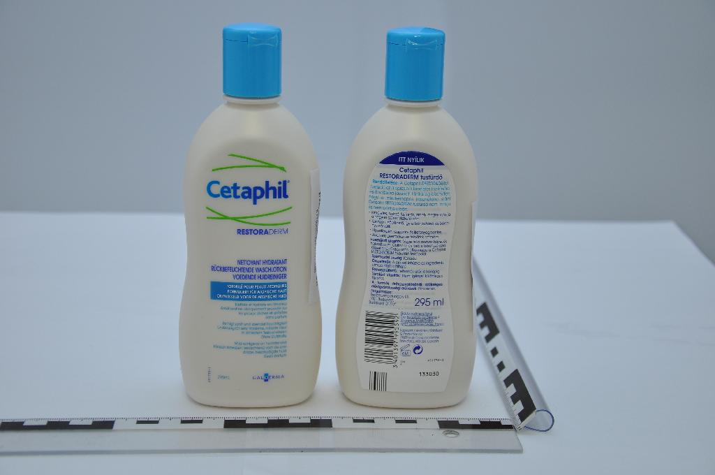 A határozat tárgyát „Cetaphil RESTORADERM hidratáló tusfürdő” elnevezésű termék képezi. Az elvégzett vizsgálatok alapján a minta fehér színű, krémes állagú tusfürdő, mely kék színű pattintós tetővel zárható fehér színű műanyag flakonban kiskereskedelmi forgalom számára kiszerelt, anionos felületaktív anyagot tartalmazó termék. A rendelkezésre bocsájtott dokumentumok alapján a tusfürdő az atópiás bőr mindennapos tisztítására szolgál, nem irritálja és nem szárítja a bőrt. Kíméletes tusfürdő, amely megnyugtatja a viszkető és száraz bőrt. Összetétele: Aqua, Sodium Trideceth Sulfate, Butyrospermum Parkii Butter, Helianthus Annus Seed Oil, Glycerin, Sodium Lauroamphoacetate, Cocamide MEA, Sodium Chloride, Allantoin, Arginine, Caprylyl Glycol, Citric Acid, Disodium EDTA, Guar Hydroxypropyltrimonium Chloride, 1,2–Hexanediol, Methylisothiazolinone, Niacinamide, Potassium Sorbate, Sodium PCA, Tocopheryl Acetate.