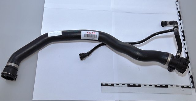 A határozat tárgyát a „csőszerelvény személygépjárművekhez, belső azonosító: F10149710” megnevezésű termék képezi, amely - a jogosult nyilatkozata alapján - közúti gépjárművekbe kerül beépítésre és feladata a hűtőközeg szállítása, ezáltal a motor hűtése. Az elvégzett érzékszervi vizsgálat alapján a termék matt fekete, sok elhajlást tartalmazó, kör keresztmetszetű, rugalmas gumicső. Külső átmérője 39,2 mm, hossza kb. 76 cm, két végén matt fekete, műanyag csatlakozócsonkok találhatók; az egyikből kiáll egy kisebb, kb. 4 cm hosszú, 22,3 mm külső- és 16,0 mm belső átmérőjű, kör keresztmetszetű csonk; a mellette lévő kisebb csonkra egy kb. 16 mm külső átmérőjű és kb. 13 cm hosszú, matt fekete, két elhajlást tartalmazó, kör keresztmetszetű gumicső van ráerősítve, melynek végéhez egy műanyag T-idom kapcsolódik. A T-idom kb. 5 cm széles és kb. 3 cm hosszú, a gumicsővel folytatólagosan, a szemben lévő kivezetésére egy kb. 16 mm külső átmérőjű és kb. 10 cm hosszú, matt fekete, egy elhajlást tartalmazó, kör keresztmetszetű gumicső van ráerősítve, melynek végén egy matt fekete, műanyag csatlakozócsonk található. A T-idom oldalirányú kivezetéséhez egy kb. 37 cm hosszú és 10,2 mm külső átmérőjű matt fekete, három elhajlást tartalmazó, kör keresztmetszetű, műanyag cső kapcsolódik, ennek végére egy matt fekete, műanyag csatlakozócsonk. A gumicső oldala bordázott, vélhetően textilbetétet tartalmaz; felületére a következő felirat van nyomtatva: „1712 8571801-06 CT 149710 148 378 10 HU >EPDM<” . Az elvégzett vizsgálat és a rendelkezésre álló információk alapján a minta vulkanizált lágygumiból készült cső textilbetéttel és szerelvényekkel.