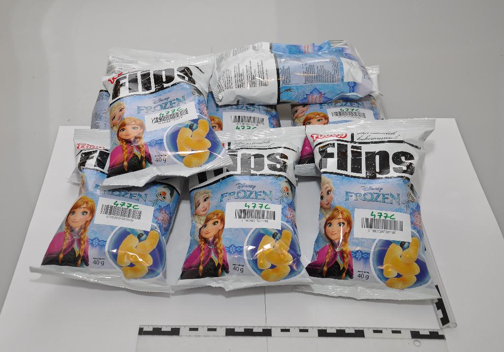 A határozat tárgyát képező termék Foody Extrudált kukoricasnack sós.

A becsatolt dokumentáció alapján a minta összetétele: kukoricadara, étkezési só 1,5 %. Előállítási módja a gyártástechnológiai leírás szerint extrudálással történik.
Az elvégzett érzékszervi vizsgálat alapján a minta 2-4 cm hosszú, kb. 1 cm átmérőjű, világos sárgásbarna színű, könnyű, száraz, kissé zsíros tapintású, szilárd, roppanva törő, keresztmetszetében sárgás-barna színű, lyukacsos szerkezetű, jellegtelen illatú, enyhén sós, kukoricára jellemző ízű extrudált termék.
