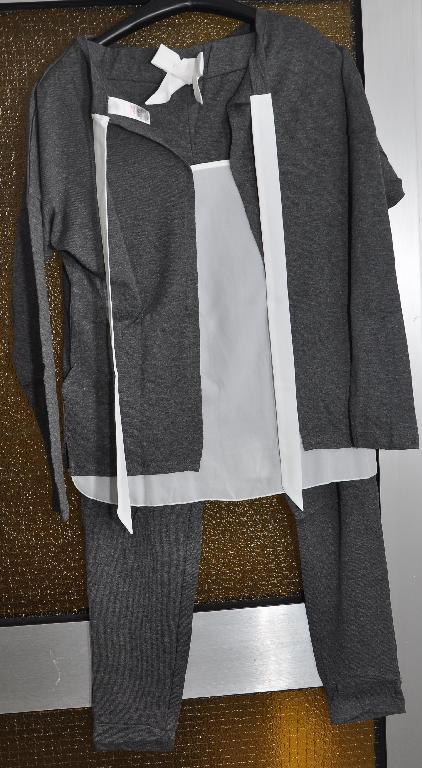 A határozat tárgyát „Ana Lounewear set jogger–Ana otthoni ruha „L” (FSC 3393500)” további méretek a hozzájuk tartozó cikkszámmal ugyanebből a termékből:
FSC3393200 „M”
FSC3393100 „S”
FSC3437100 „XL”
FSC3445300 „XXL” 
megnevezésű termék képezi, mely az elvégzett érzékszervi vizsgálat alapján szürke és fehér színű, kötött/hurkolt anyagból készült, két részből álló, női ruhaegyüttes, nem kézi készítésű. Az együttes nadrág részének derékrészébe rugalmas anyagból készült szalag van bevarrva, valamint az elején, középen egy fehér színű szalagból kialakított masni díszítés van felvarrva. A felső rész hosszú ujjú, elején függőleges vonalban és a minta alsó élén fehér színű rátét látható, valamint a nyakrész elején kialakított „V” alakú bevágásnál, a nyakrész sarkainál egy-egy fehér színű szalag van varrással rögzítve. A felső oldalára varrt, fehér színű címkén „LOVE lounge RELAX” felirat olvasható. A felső belsejébe varrt címkéken piktogramok, magyar és idegen nyelvű feliratok láthatóak, valamint az összetétel. 56 % pamut, 44 % akril. 

Az elvégzett összetétel vizsgálat szerint a termék, nadrág és felsőruha összetétele 42,1 m/m % pamut, 57,9 m/m % poliakrilnitril tartalmú.