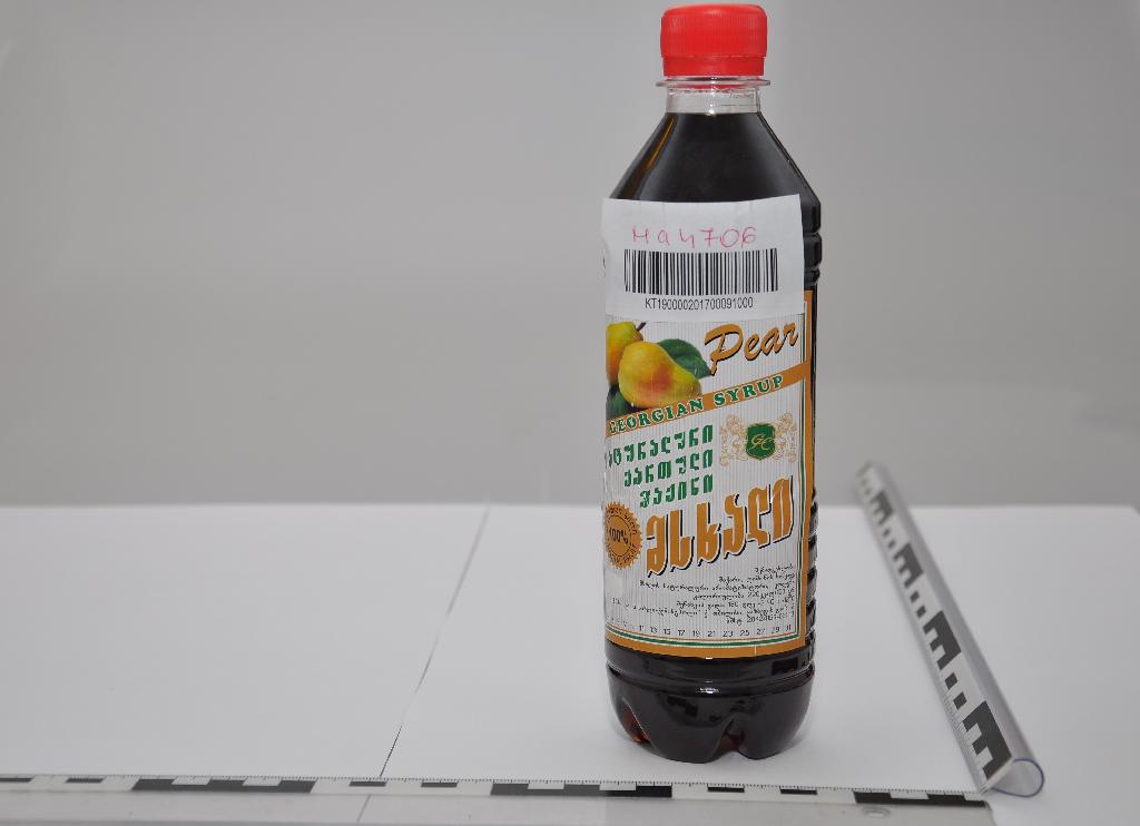 A határozat tárgyát képező termék Körte szirup (Pear syrup), mely kiskereskedelmi kiszerelesű, 500 ml-es műanyag flakonban, bontatlan állapotban érkezett vizsgálatra. A benyújtott dokumentumok alapján a termék összetétele víz, cukor, citrom sav, körteízesítésű „Dioler”, színezék.
Az elvégzett érzékszervi és laboratóriumi vizsgálatok alapján a minta sötétbarna színű, tiszta, üledékmentes, gyümölcsös, körtére emlékeztető illatú és ízű, ragadós állagú folyadék, több mint 0,5 térfogatszázalék alkoholtartalommal. A minta hígítás nélkül, közvetlenül italként nem fogyasztható.
