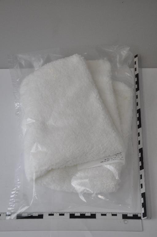 A határozat tárgyát „Super Cosy” párna huzat megnevezésű termék képezi, mely az elvégzett érzékszervi vizsgálat alapján fehér színű, téglalap alakú, 50x41 cm méretű, kötött-hurkolt, hosszúbolyhos kelméből készült párnahuzat. A minta az egyik rövid oldalán zipzárral nyitható.
Az elvégzett összetétel vizsgálat szerint a termék összetétele poliészter.
A termék felhasználását tekintve elektromos fűthető kispárna huzataként használatos, melynek szerepe esztétikai, valamint védi a terméket -elektromos kispárnát- a szennyeződésektől. Az elektromos kispárnáról eltávolítható, mosható.