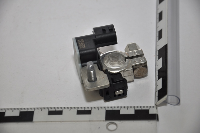 A határozat tárgyát a „IBS (Intelligens Battery Sensor) akkumulátor szenzor” megnevezésű termék képezi. 
A rendelkezésre bocsátott dokumentumok alapján az akkumulátor szenzor a gépkocsi akkumulátor negatív pólusára kapcsolódik, a másik pontja pedig a karosszériára, melynek kapcsán ellenőrzi az akkumulátor állapotát (hőmérsékletét: -40 oC …+105oC; áram: +/- 1500A; feszültség: 6V…18V) és visszajelzést küld a gépkocsi központi vezérlőjének. 
A termék a „Start-Stop és hibrid” gépkocsik akkumulátor állapotának ellenőrzésre szolgál.
A rendelkezésre álló adatok alapján megállapítható, hogy minta nem minősül automata szabályozó- vagy ellenőrző készüléknek. A minta univerzális mérőműszer regisztráló nélkül, mely a gépjárművekbe kerül beépítésre.