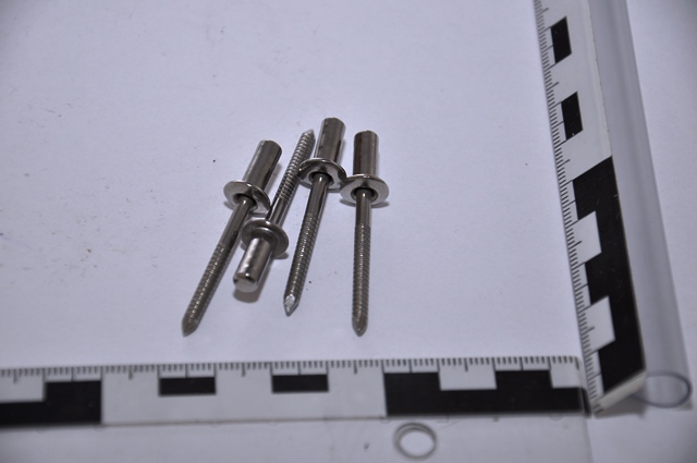 A határozat tárgyát a „POP Szegecs, cikkszáma: E2006-849” megnevezésű termék képezi, mely a - jogosult nyilatkozata alapján - fémszekrények lemezeinek összeillesztésre szolgál. Felhasználás során a tüskét be- vagy áthúzzák a szegecs szárán és a tüske és a szegecs másik végének találkozásánál vagy annak közelében áttörik a szegecset. A rendelkezésre bocsátott dokumentumok, valamint az elvégzett laboratóriumi vizsgálat alapján megállapítást nyert, hogy a minta rozsdamentes acélból készült fényes, világosszürke fémszínű, melynek teljes hossza 44,8 mm, amelyből a szár 12,0 mm hosszú és 4,8 mm átmérőjű, a gyámfej 1,8 mm magas és 9,4 mm átmérőjű, valamint a szeg 31,00 mm hosszú és 3,0 mm átmérőjű.