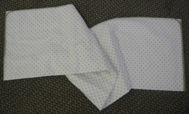 A BLANKET, WOVEN, SQUARE IN SHAPE, MEASURING APPROX. 107CM X 107CM, OF 100% COTTON FLANNEL, WITH DECORATIVE STITCHING AT ALL EDGES, SUITABLE FOR USE FOR BABIES.