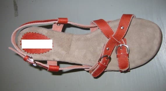 LADIES SANDAL, WITH AN UPPER OF LEATHER STRAPS, WITH TWO STRAPS (WIDTH 1.5CM APPROX.) CROSSED AT THE INSTEP, WITH BUCKLE FASTENING, WITH A STRAP THAT STRETCHES FROM THE FRONT OF THE SANDAL AND FITS AROUND THE ANKLE ALSO WITH BUCKLE FASTENING, THE STRAPS ARE RIVETED TO THE SOLE, WITH A WEDGE HEEL OF APPROX. 10CM IN HEIGHT, WITH A WOODEN MID-SOLE AND AN OUTER SOLE OF PLASTIC.