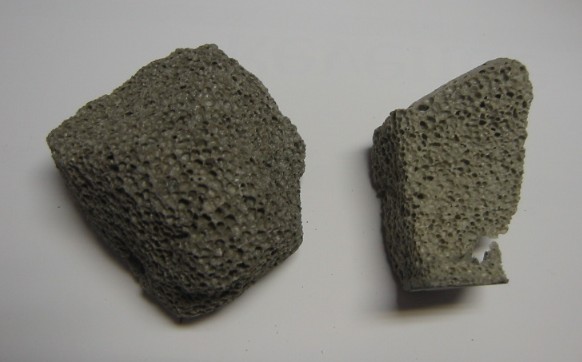 LIGHTWEIGHT COLOURLESS FOAM GLASS, IN THE FORM OF AGGREGATE FOR USE IN CONSTRUCTION OF ROADS, FOUNDATION, INSULATION, ETC. GRAIN SIZE RANGES FROM 10MM TO 60MM.