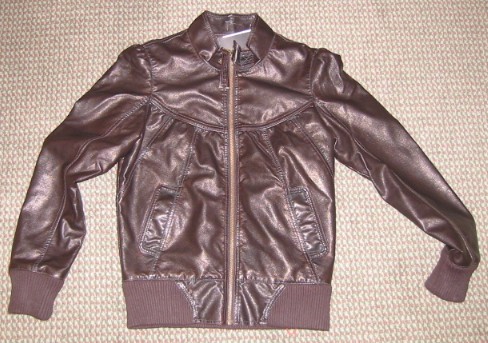 BOMBER JACKET MADE FROM UNIFORMLY DYED WOVEN TEXTILE MATERIAL COATED ON ONE SIDE WITH CELLULAR PLASTIC (POLYURETHANE)

THE JACKET REACHES DOWN TO THE HIPS AND HAS A FULL FRONTAL OPENING WITH A ZIP CLOSURE AND A BUTTON CLASP AT THE COLLAR.