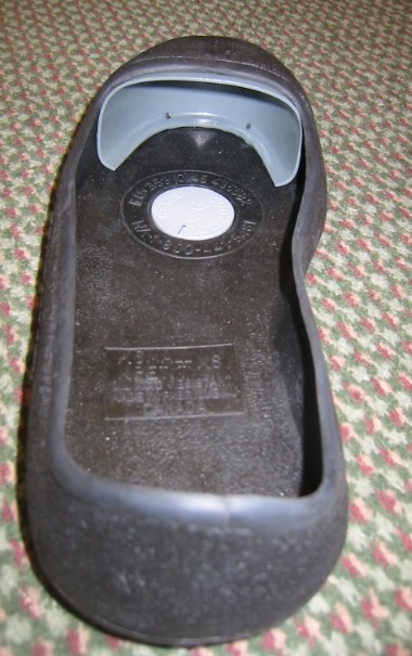 UNISEX ANTI-SLIP OVERSHOE WITH OUTER SOLE AND UPPER OF RUBBER, INCORPORATES A REMOVABLE PROTECTIVE METAL TOE CAP.

INJECTION MOULDED IN A SINGLE PIECE WITHOUT AN APPLIED SOLE.

THE OVERSHOE IS DESIGNED TO BE WORN OVER FOOTWEAR TO PROVIDE THE WEARER WITH BOTH SLIP RESISTANT PROTECTION AND STEEL TOE CAP PROTECTION.

100% WATERPROOF.  ACID, OIL AND ANIMAL FAT RESISTANT.