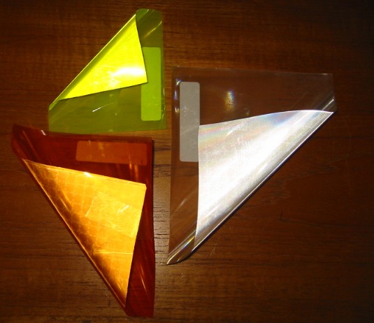 REFLECTING LAMINATED SHEET, CONSISTING OF A FILM OF POLY (VINYL CHLORIDE) AND A FILM OF ANOTHER PLASTIC TOTALLY EMBOSSED IN A REGULAR PYRAMIDAL PATTERN, COVERED ON ONE SIDE WITH A RELEASE SHEET.
