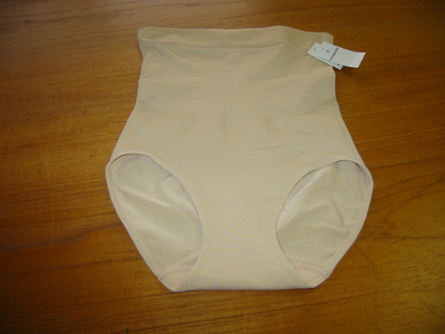 LADIES BRIEF WITH FIRM CONTROL WAIST CINCHER. KNITTED OF 73% POLYAMIDE, 24% ELASTANE AND 3% COTTON. NUDE IN COLOUR.