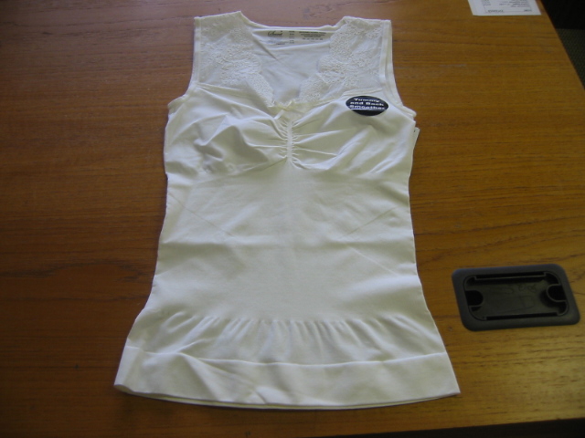 A KNITTED SEAMFREE VEST STYLE GARMENT. KNITTED OF OF 88% POLYAMIDE AND 12% ELASTANE.