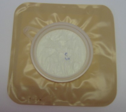 "STOMA CAPS", A SEAL FOR AN OPEN WOUND/STOMA, IT IS USED WITH OSTOMY PRODUCTS, IT IS COMPOSED OF PLASTIC SHEETING AND A LAYER OF ABSORBENT MATERIAL AND IS FITTED WITH A CONNECTING FLANGE, IT ACTS AS AN ODOUR BARRIER AND DEODORISING FILTER.  IT IS PUT UP IN PACKINGS FOR RETAIL SALE FOR MEDICAL PURPOSES.