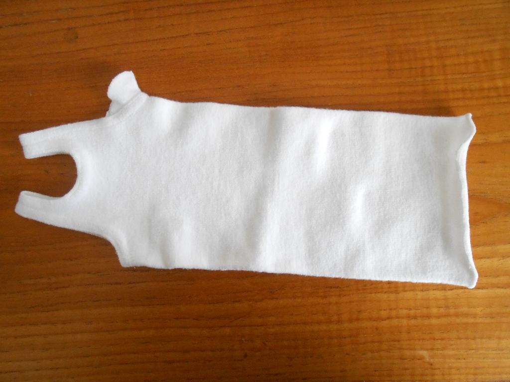 - T-SHIRT TYPE GARMENT FOR UNISEX
- UNDERGARMENT FOR WEAR BY A PERSON WHO HAS A SPINAL BRACE
- MADE FROM KNITTED FABRIC, 96% POLYESTER AND 4% LYCRA.