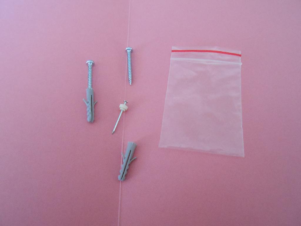 TWO GREY RAWPLUGS, TWO STEEL THREADED SELF TAPPING, SPACE THREADED SCREWS AND ONE STEEL PIN, COLD PRESSED FROM WIRE. ALL PACKAGED TOGETHER. THE SET IS UED FOR INSTALLATION OF SMOKE ALARMS.