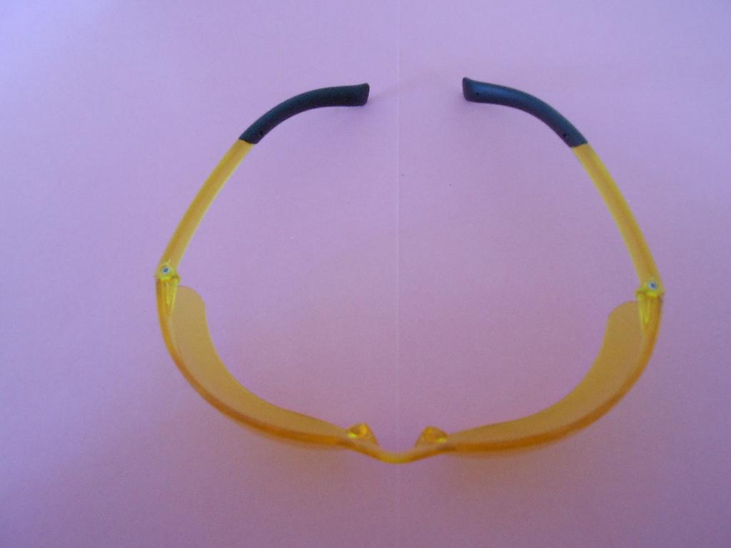 WRAPAROUND EYESHIELD/SAFETY GLASSES WITH CLEAR, AMBER-COLOURED LENS. LENS ARE ANTI-FOG AND ARE MADE FROM POLYCARBONATE