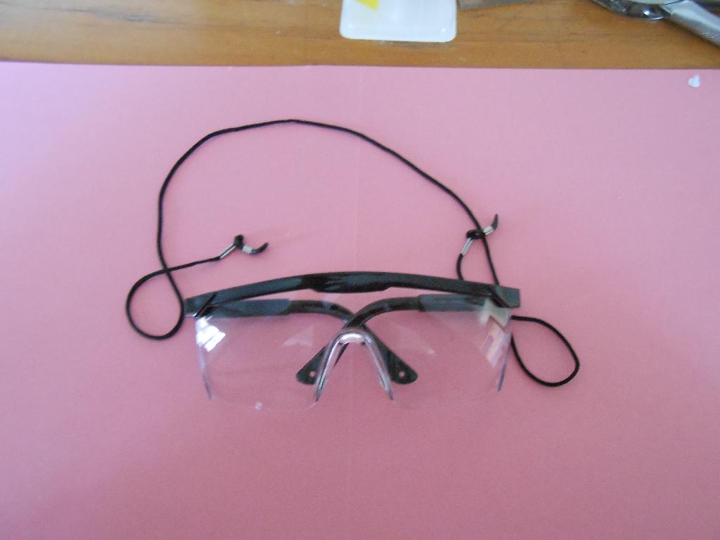 CLEAR WRAPAROUND EYESHIELD/SAFETY GLASSES. LENS ARE ANTI-MIST AND MADE FROM POLYCARBONATE. PACKAGED TOGETHER WITH LANYARD IN PLASTIC BAG’