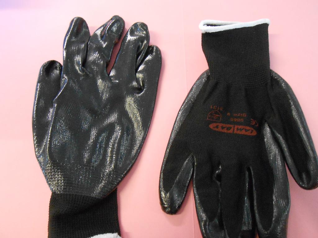 KNITTED NITRILE COATED GLOVES COVERED WITH 13G POLYESTER (PLASTIC) PALM. USED FOR PERSONAL PROTECTION.